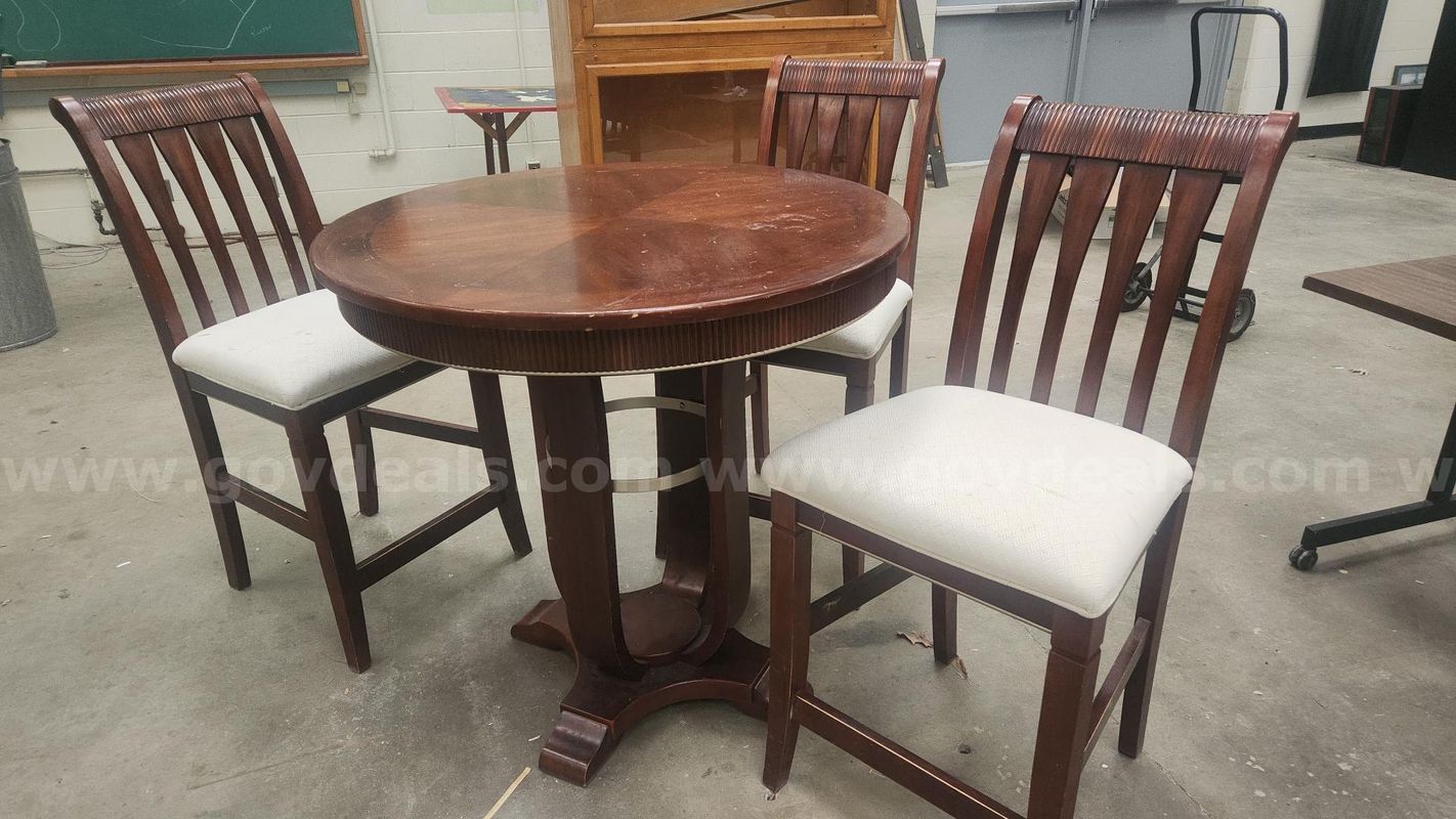 High top table w/3 chairs