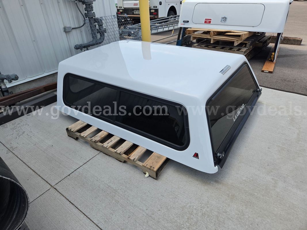 LEER Legend White Fiberglass Truck Topper/Camper Shell for 2010 Ford F-150