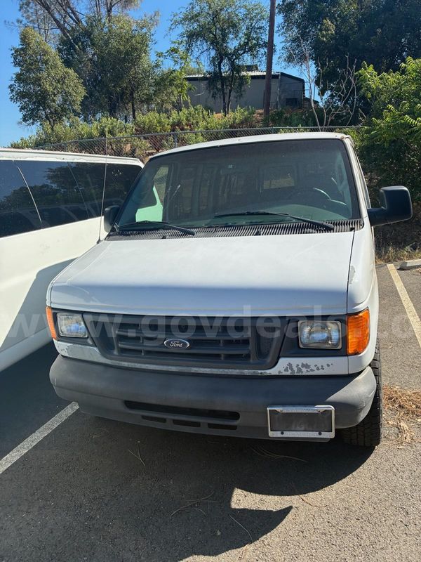 2005 Ford E150 #698