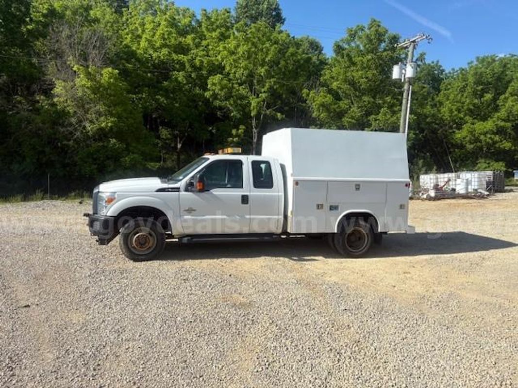 2011 Ford F-350 SD XL SuperCab Long Bed DRW 4WD