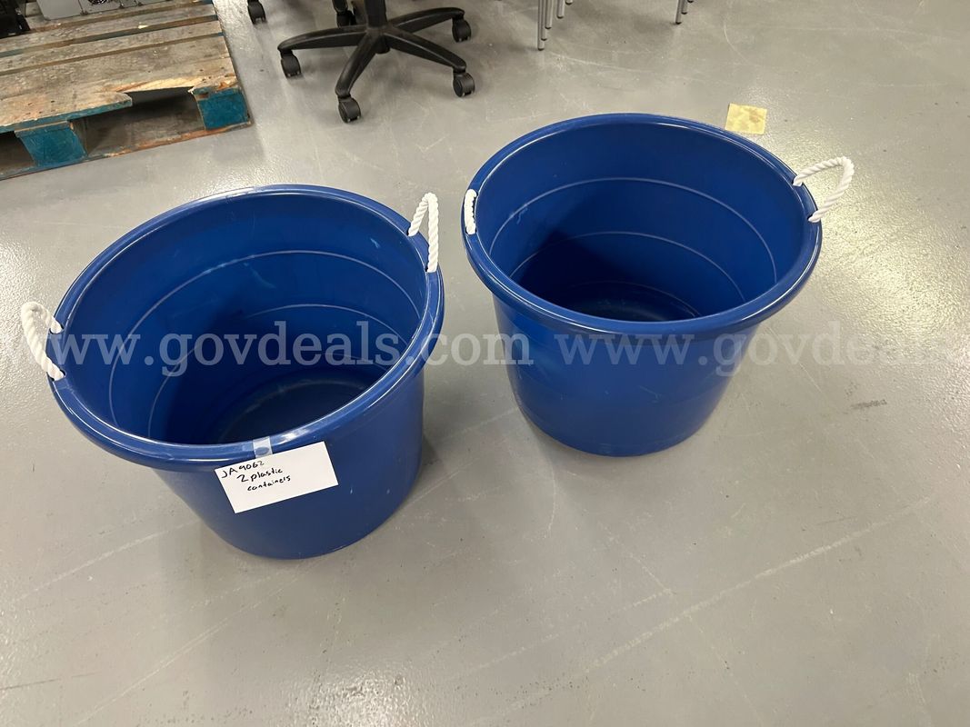 2 plastic containers