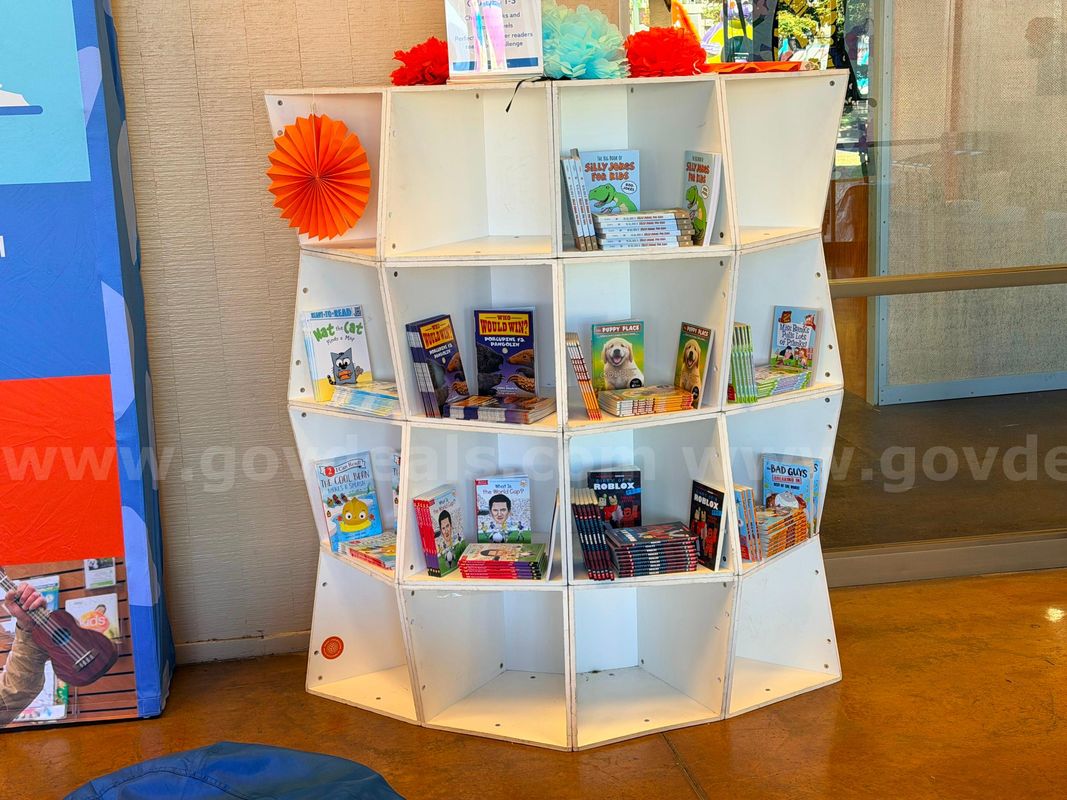 (1) Shelving/Cubbies