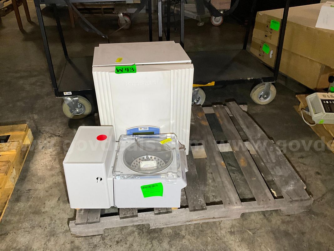 Lab Equipment (2 pcs)