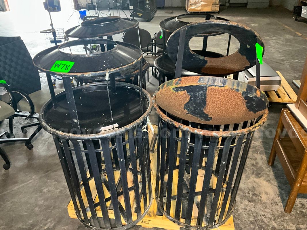 Trash Cans (4 pcs)