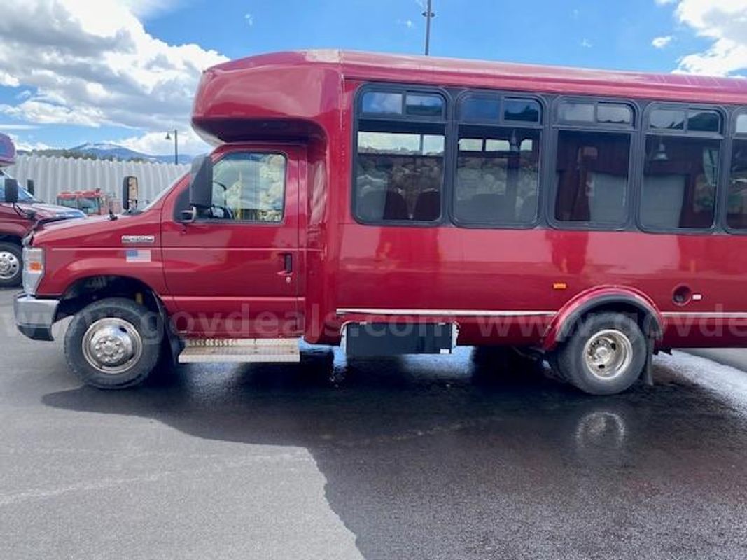 2014 Ford Econoline Super Duty Cutaway Shuttle Van with Handicap Lift