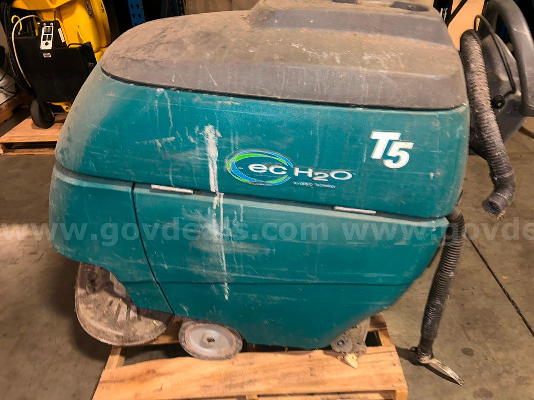 Tennant T5 Floor Scrubber - NP