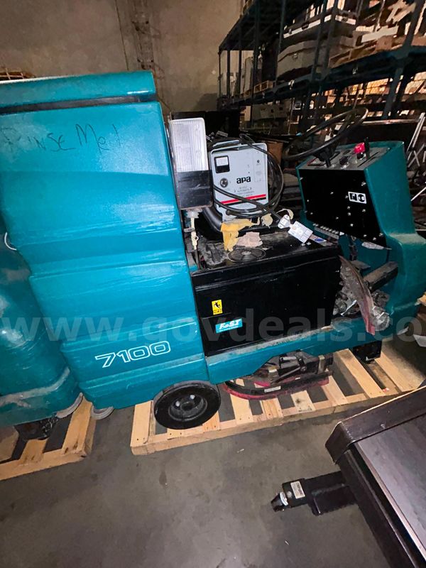 Tennant M7100 Floor Scrubber - 10201828