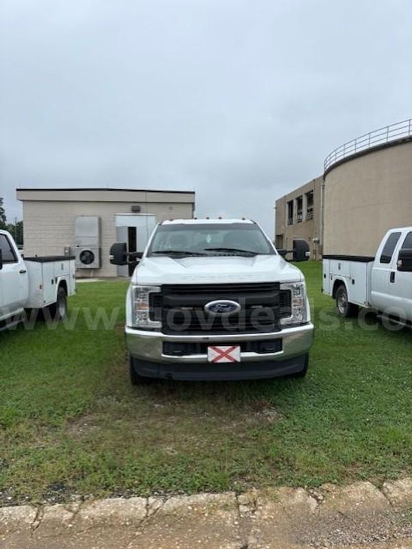 Ford F-350 DRW 4WD Crew Cab WT
