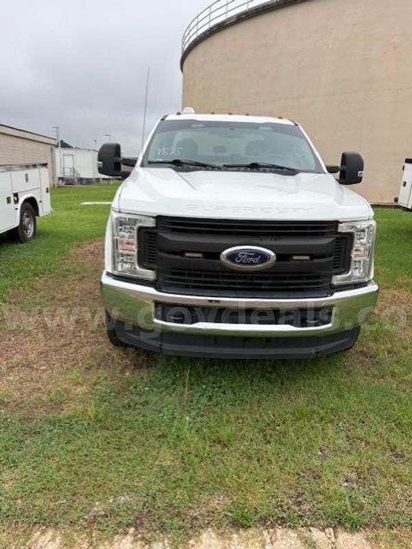Ford F-350 SRW 4WD Crew Cab WT