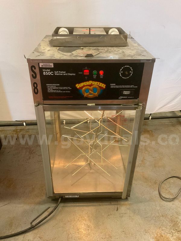 Soft Pretzel Warmer and Display, Model 850C, Powers On (Missing Parts, Damaged Trim)