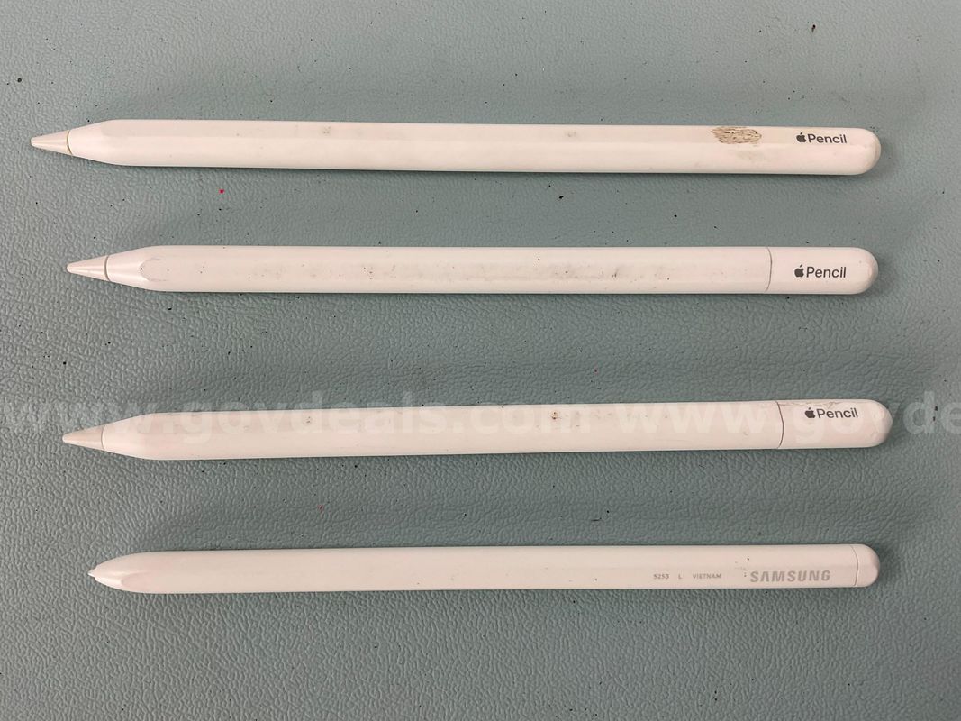 4 - Styluses from Apple and Samsung, Untested: 3 - Apple Pencils (1 - Damaged) and 1 - Samsung