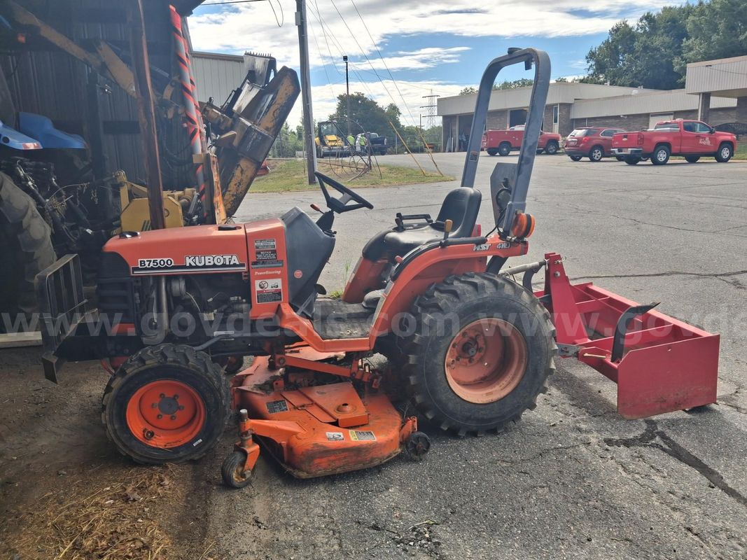 2008 Kubota B7500 Lawn Tractor + box blade