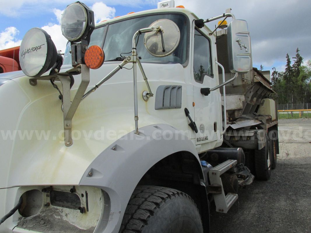 2015 Mack GU713
