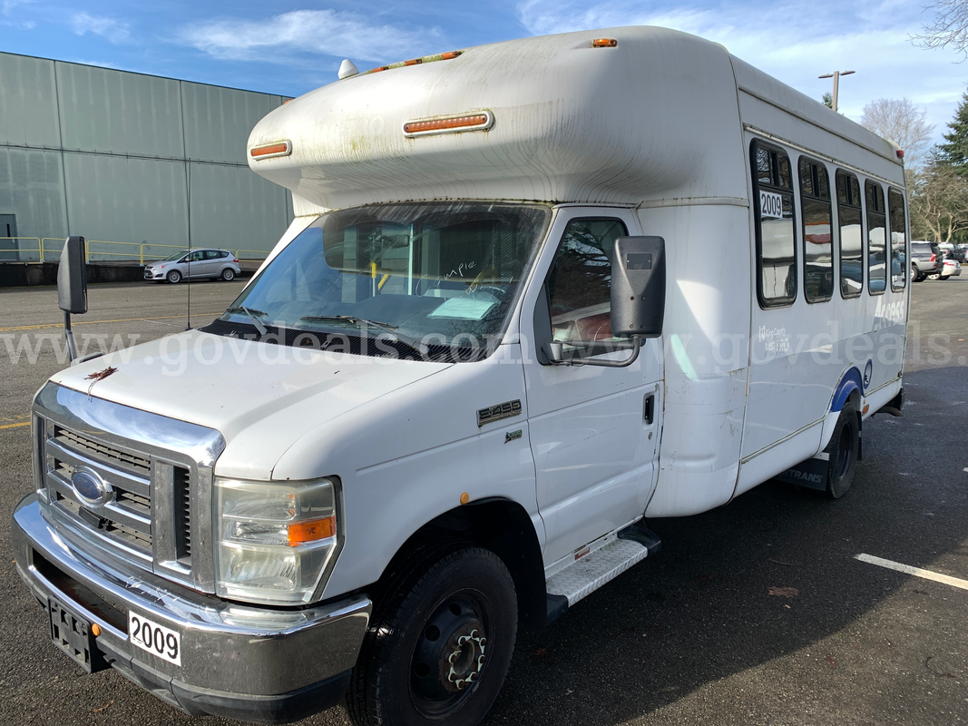 2011 Ford Econoline E450 RWD Shuttle Bus 14 Passenger w/ Wheelchair Lift *Tow-Away* (ID# 44505) (PRT) (26-0146) 11700