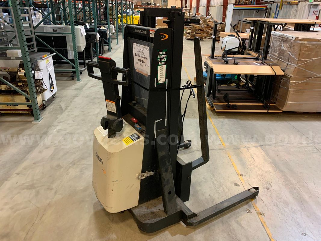 Crown M Series Walkie Stacker (ID #46047) (J5-1L) (26-1396-31) 35415
