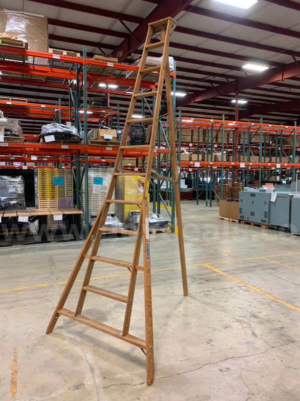 Wooden Folding Ladder 12' (ID #46128) (D0-END) (26-0763-2) 179