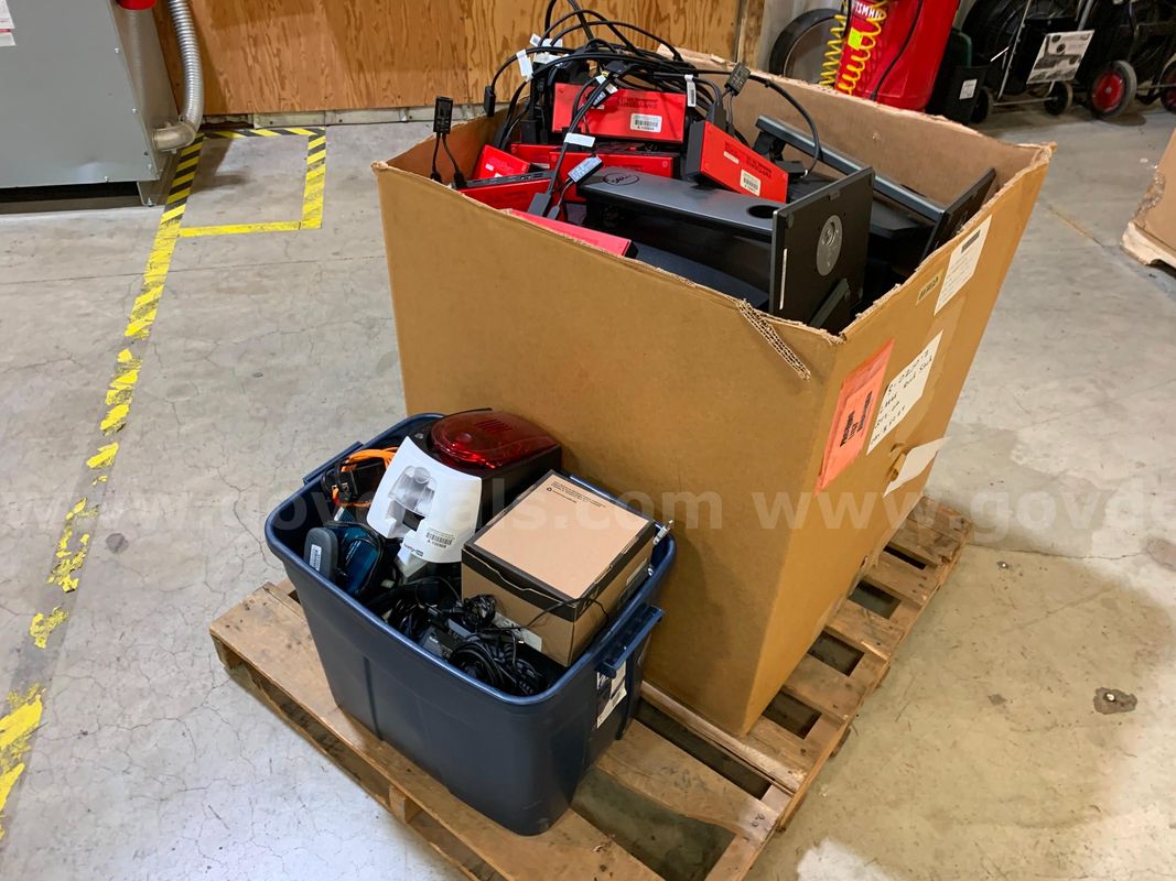 Pallet of Monitors & Docking Stations (ID #46295) (J13-1R) (26-0463-4) 300