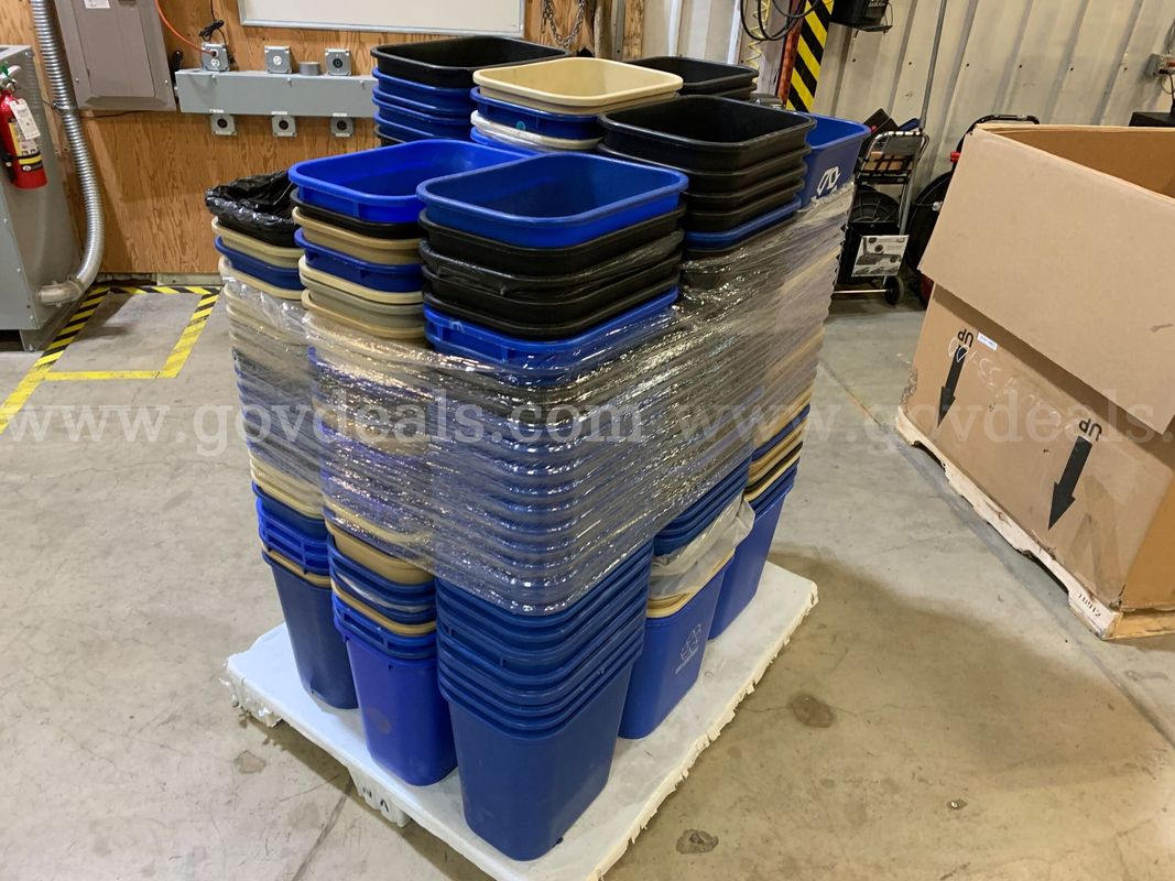 Pallet of Plastic Receptacles (ID #46397) (I3-1R) (26-1352-12) 540