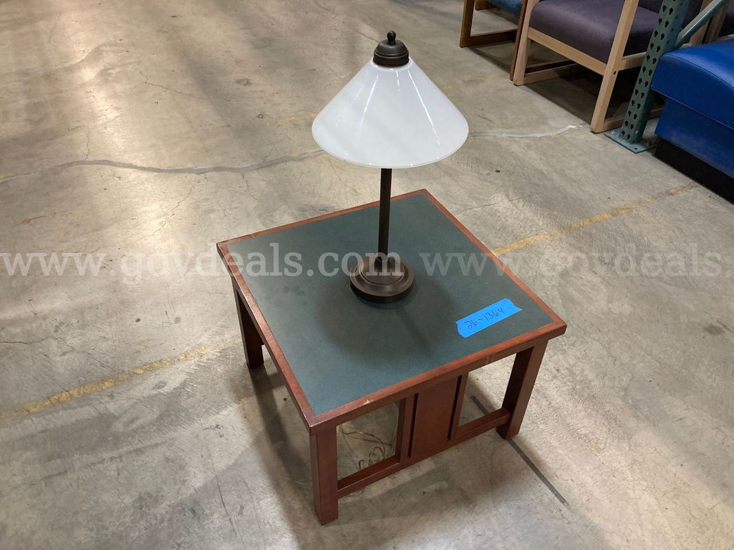 End Table with Lamp (ID #46494) (G10-1L) (26-1364-15) 225