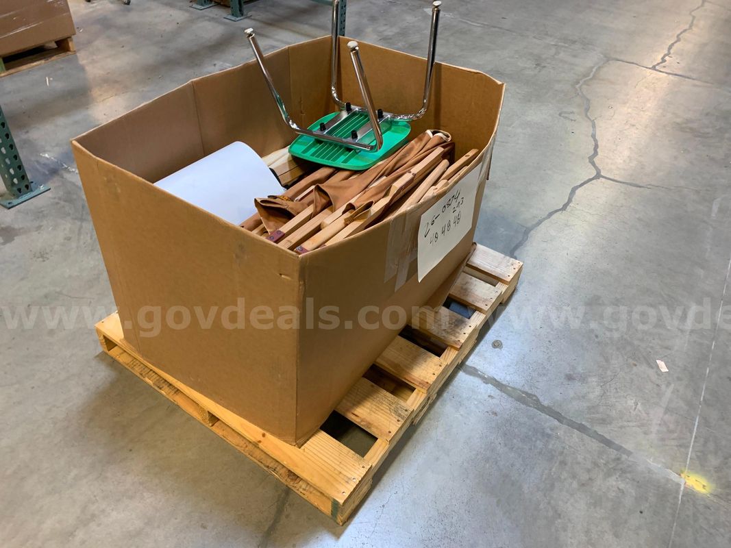 Pallet of Wood/Canvas Cots (ID #46554) (I11-2L) (26-0874-2) 310
