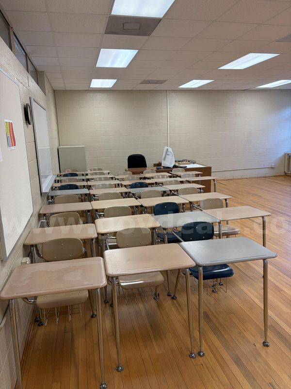 Lot# 4 - 25 Student Desks