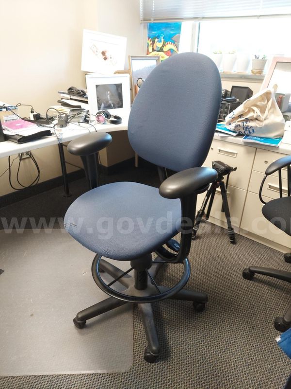 Task chair with arms