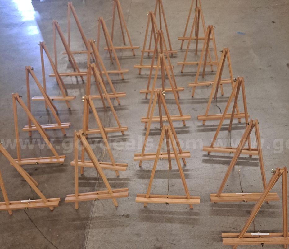 Lot of 25 Easel