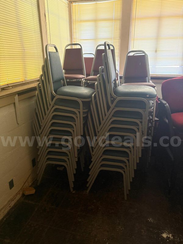 1 lot of chairs