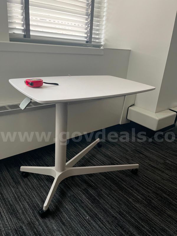 Stand-up moving table