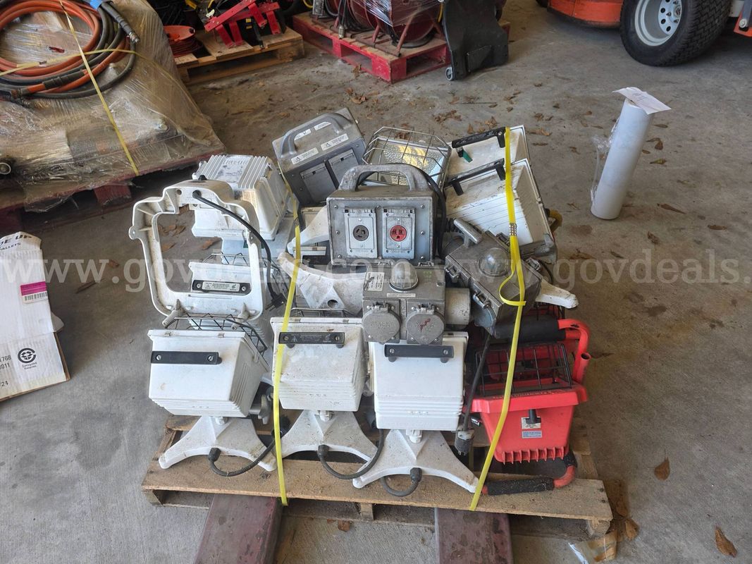 Lot of Commercial Portable Worklights