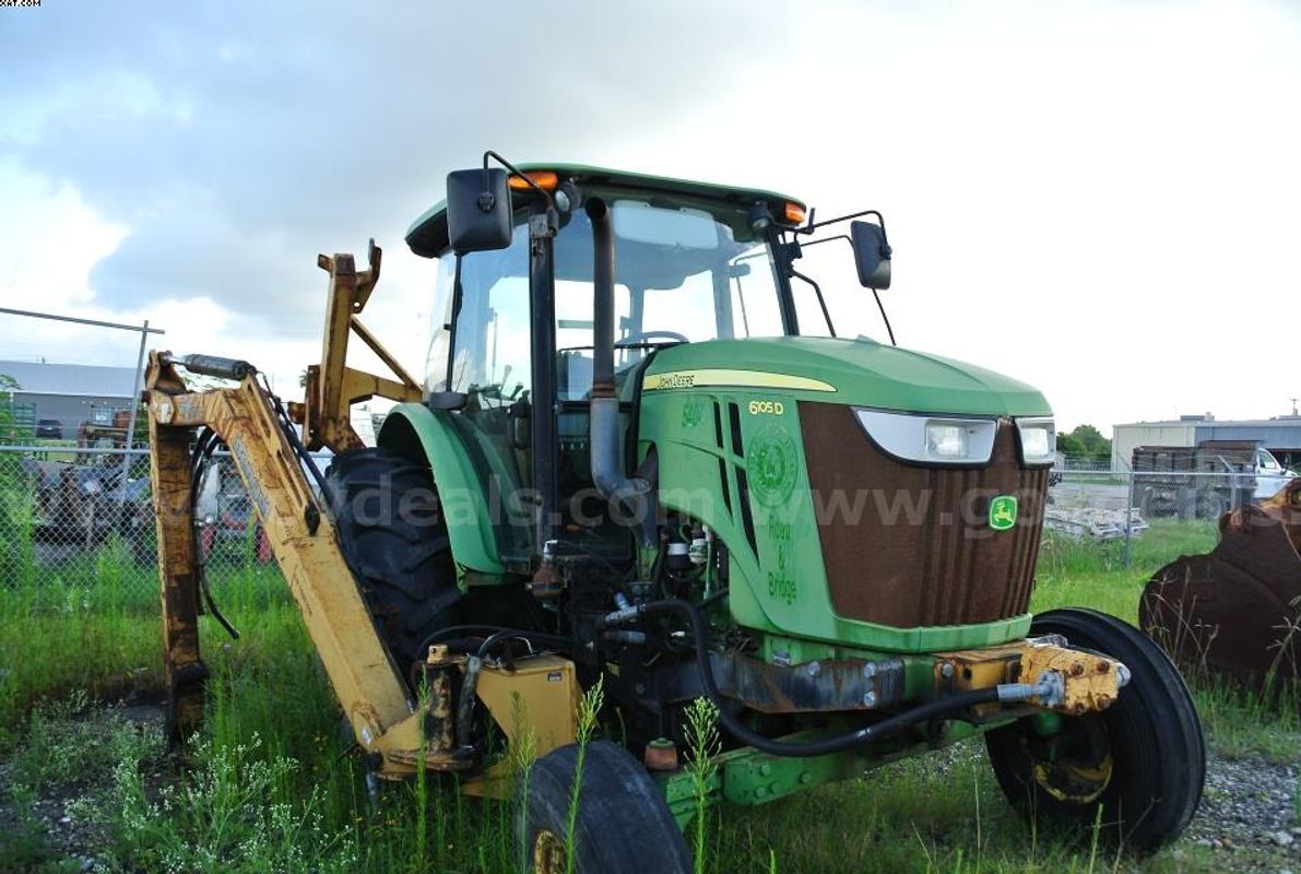 2014 John Deere 6105 D Tractor