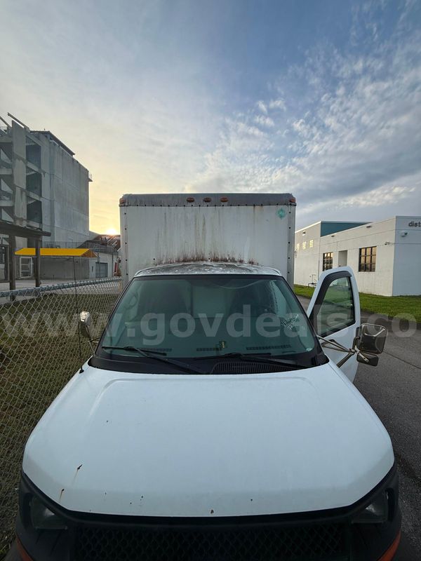 2005 Chevrolet Express 12' Box Truck – 6.0L V8 – 73,000 Miles – Liftgate – Clean Title